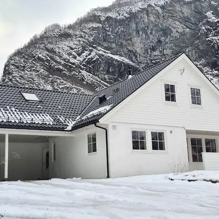 Cheerful 4-Bedroom Home With Fireplace, 1,5Km From Flam Center Aurland Exterior photo