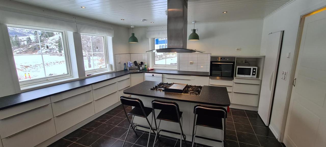 Cheerful 4-bedroom With Fireplace, 1,5km From Flam Center Ferienhaus
