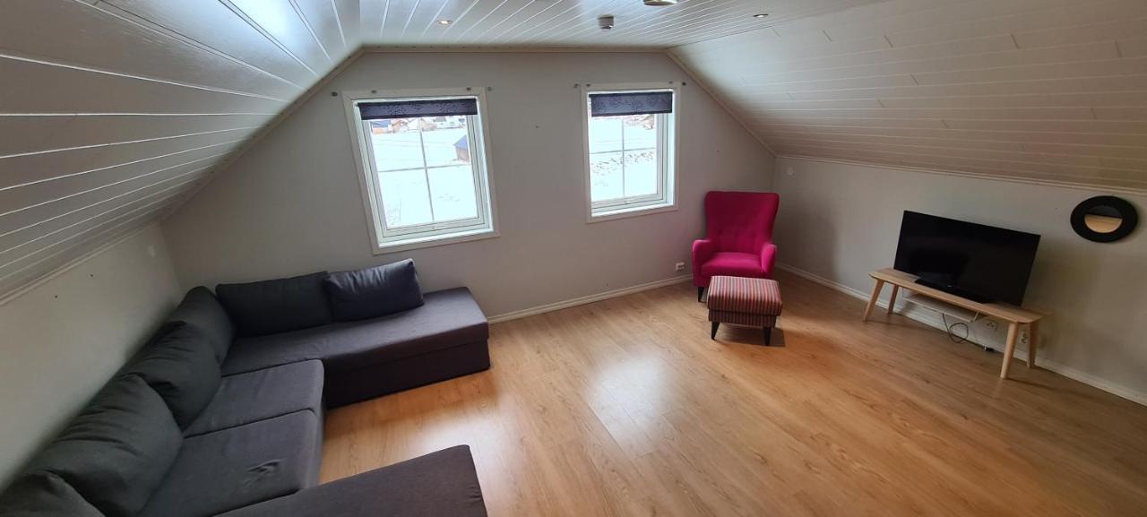 Cheerful 4-bedroom With Fireplace, 1,5km From Flam Center Holiday home Aurland